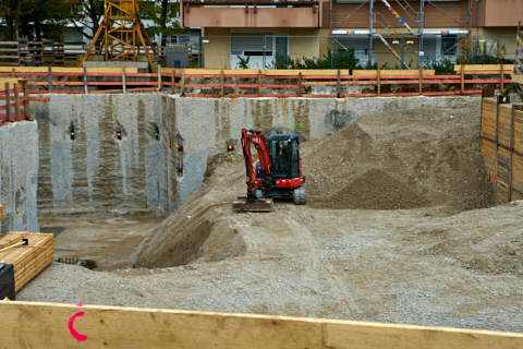24.10.2019 - Der Kran steht und hat mit der Arbeit begonnen