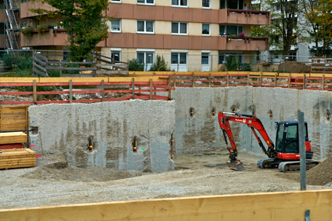 24.10.2019 - Der Kran steht und hat mit der Arbeit begonnen