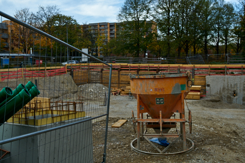 24.10.2019 - Der Kran steht und hat mit der Arbeit begonnen