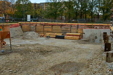 24.10.2019 - Der Kran steht und hat mit der Arbeit begonnen