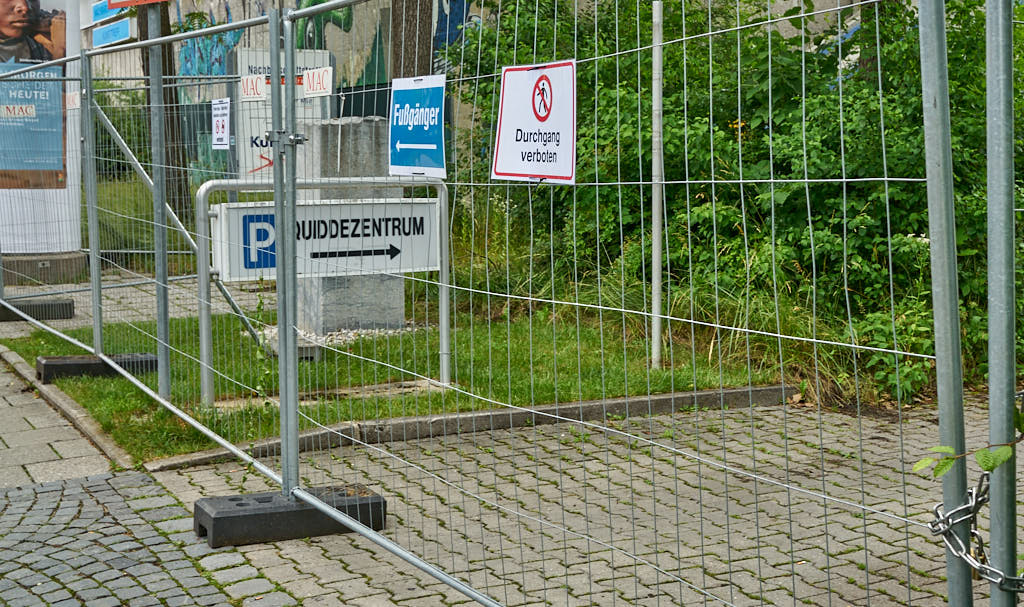 02.07.2021 - Maschendrahtzaun um das Alexisquartier in Neuperlach