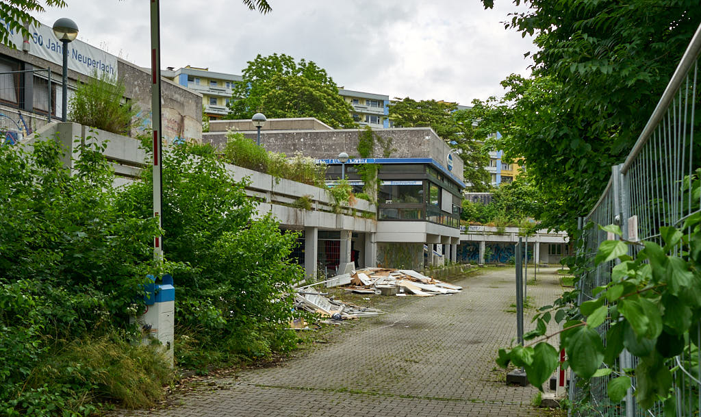 02.07.2021 - Maschendrahtzaun um das Alexisquartier in Neuperlach
