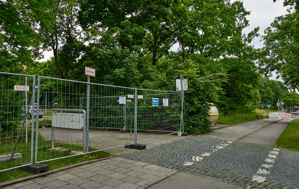 02.07.2021 - Maschendrahtzaun um das Alexisquartier in Neuperlach