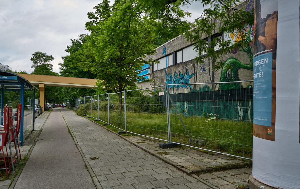 02.07.2021 - Maschendrahtzaun um das Alexisquartier in Neuperlach