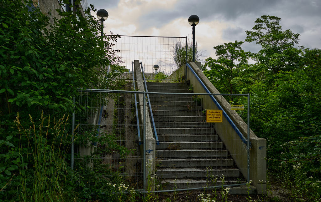 02.07.2021 - Maschendrahtzaun um das Alexisquartier in Neuperlach