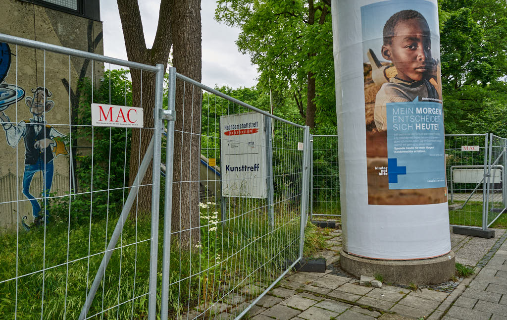 02.07.2021 - Maschendrahtzaun um das Alexisquartier in Neuperlach