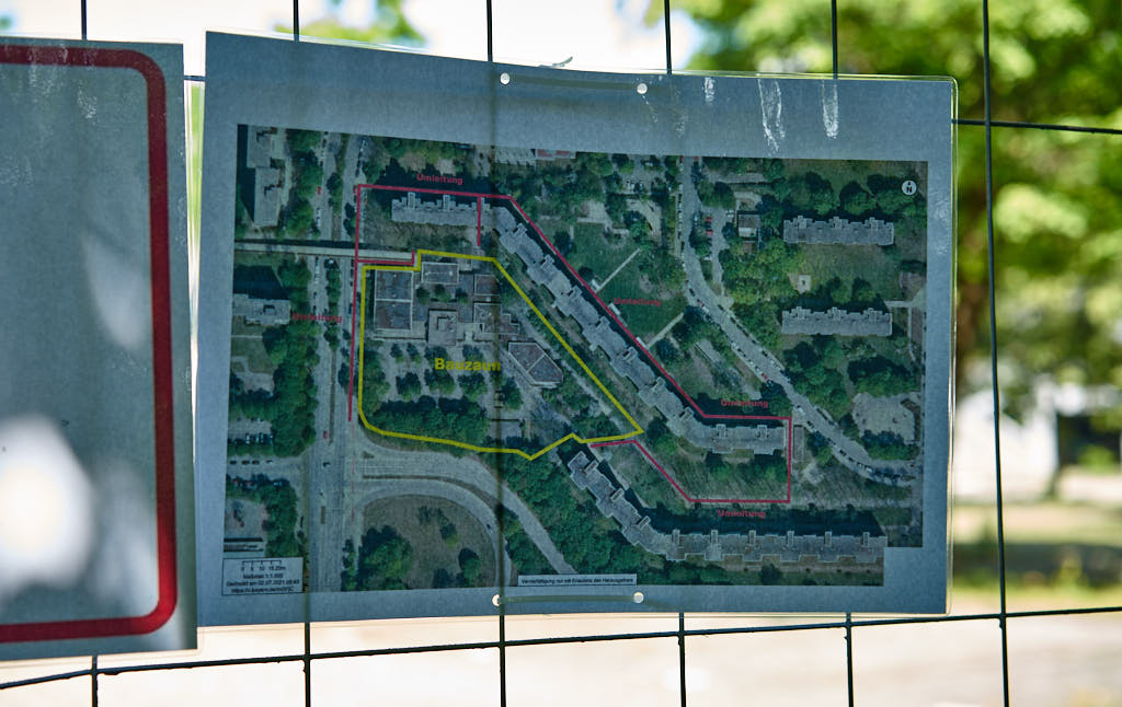 02.07.2021 - Maschendrahtzaun um das Alexisquartier in Neuperlach