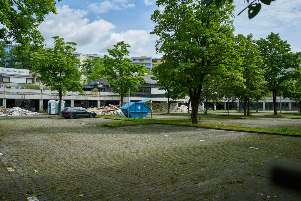 05.07.2021 - Maschendrahtzaun um das Alexisquartier in Neuperlach