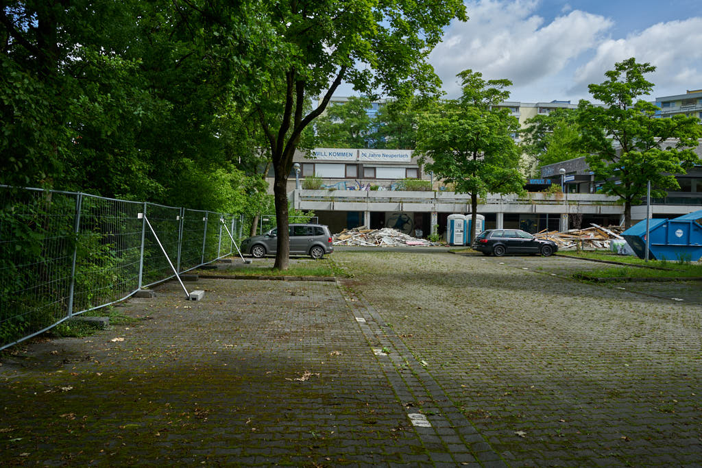 05.07.2021 - Maschendrahtzaun um das Alexisquartier in Neuperlach
