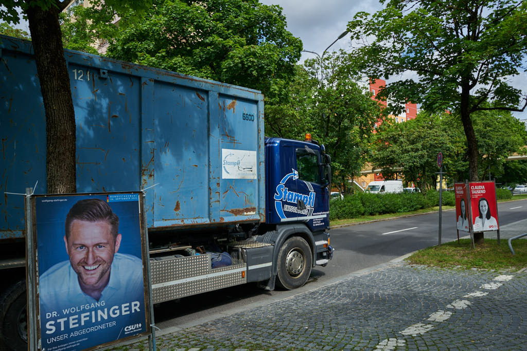 05.07.2021 - Maschendrahtzaun um das Alexisquartier in Neuperlach