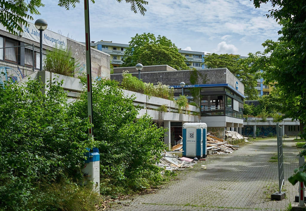 05.07.2021 - Maschendrahtzaun um das Alexisquartier in Neuperlach