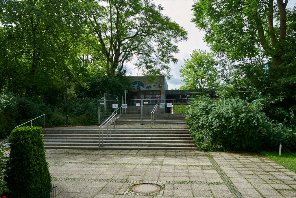 05.07.2021 - Maschendrahtzaun um das Alexisquartier in Neuperlach