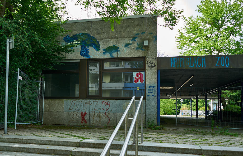 05.07.2021 - Maschendrahtzaun um das Alexisquartier in Neuperlach