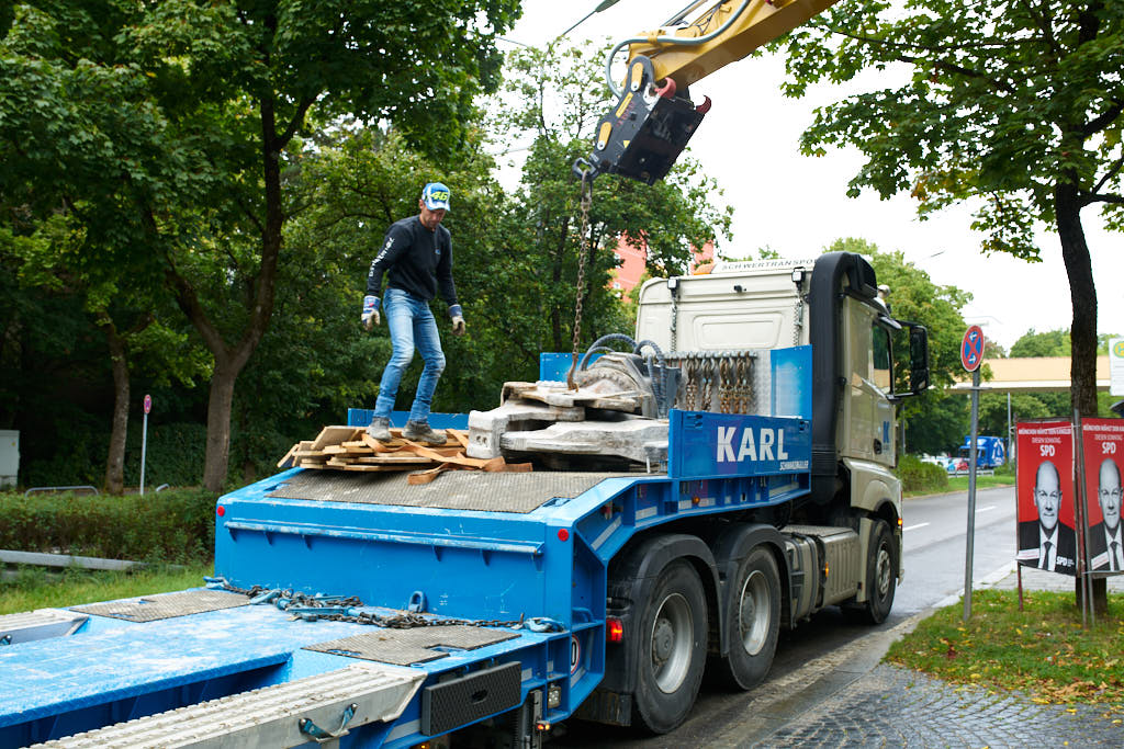 20.09.2021 - Schwere Geräte werden in das Quiddezentrum gefahren