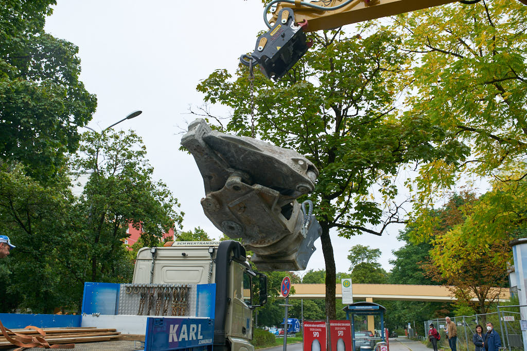 20.09.2021 - Schwere Geräte werden in das Quiddezentrum gefahren