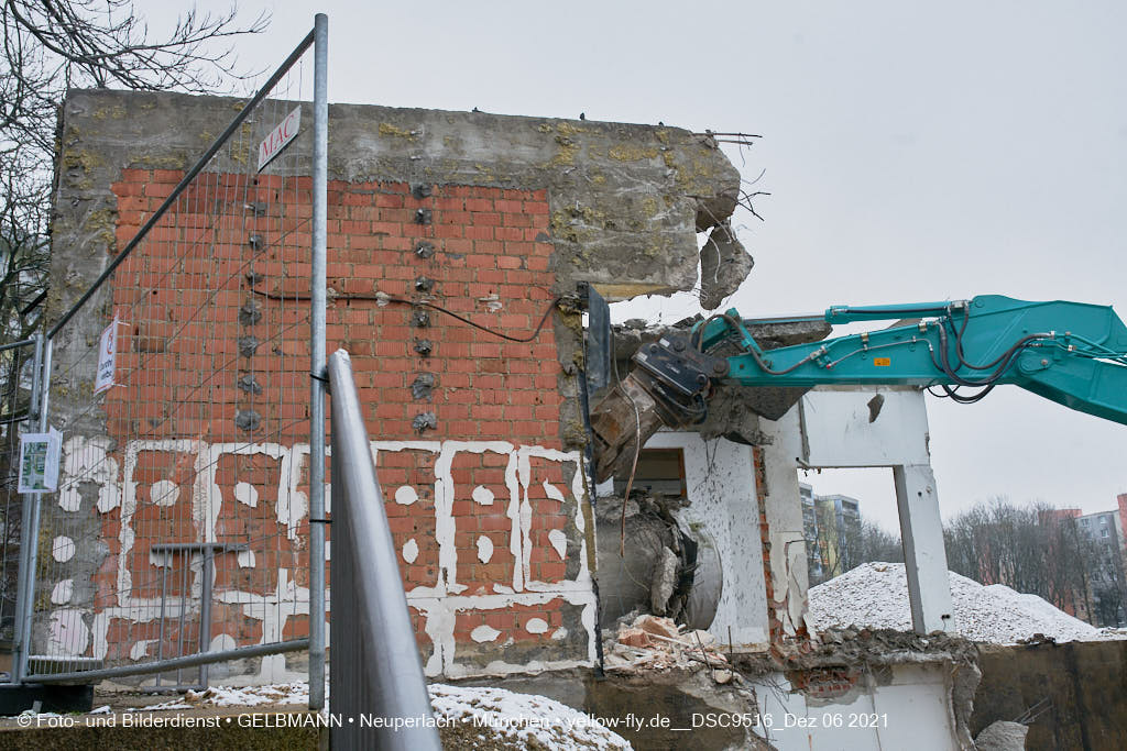 06.12.2021 -Abriss des letzten Hauses im Quiddezentrum in Neuperlach