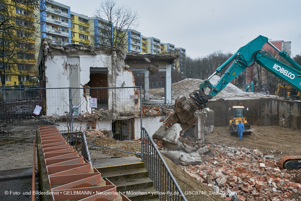 06.12.2021 -Abriss des letzten Hauses im Quiddezentrum in Neuperlach
